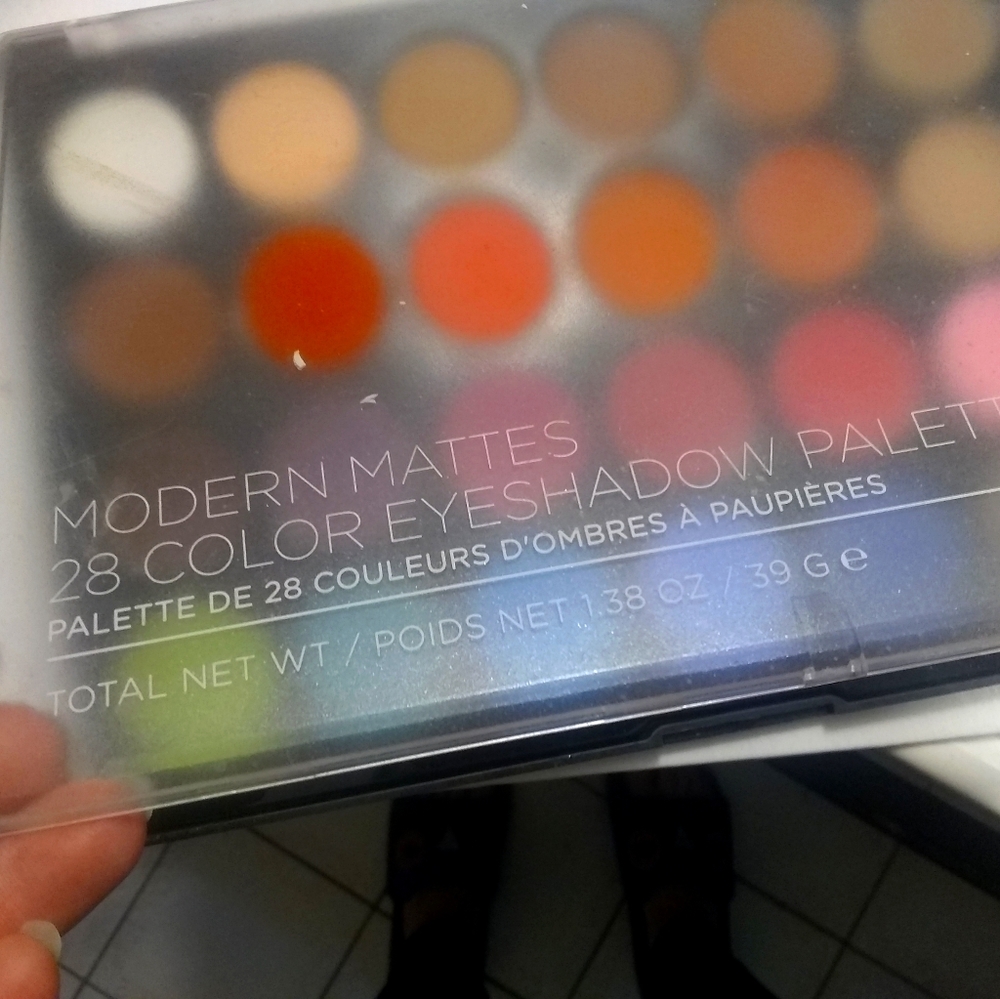 Large BH cosmetics 28 eyeshadow palette